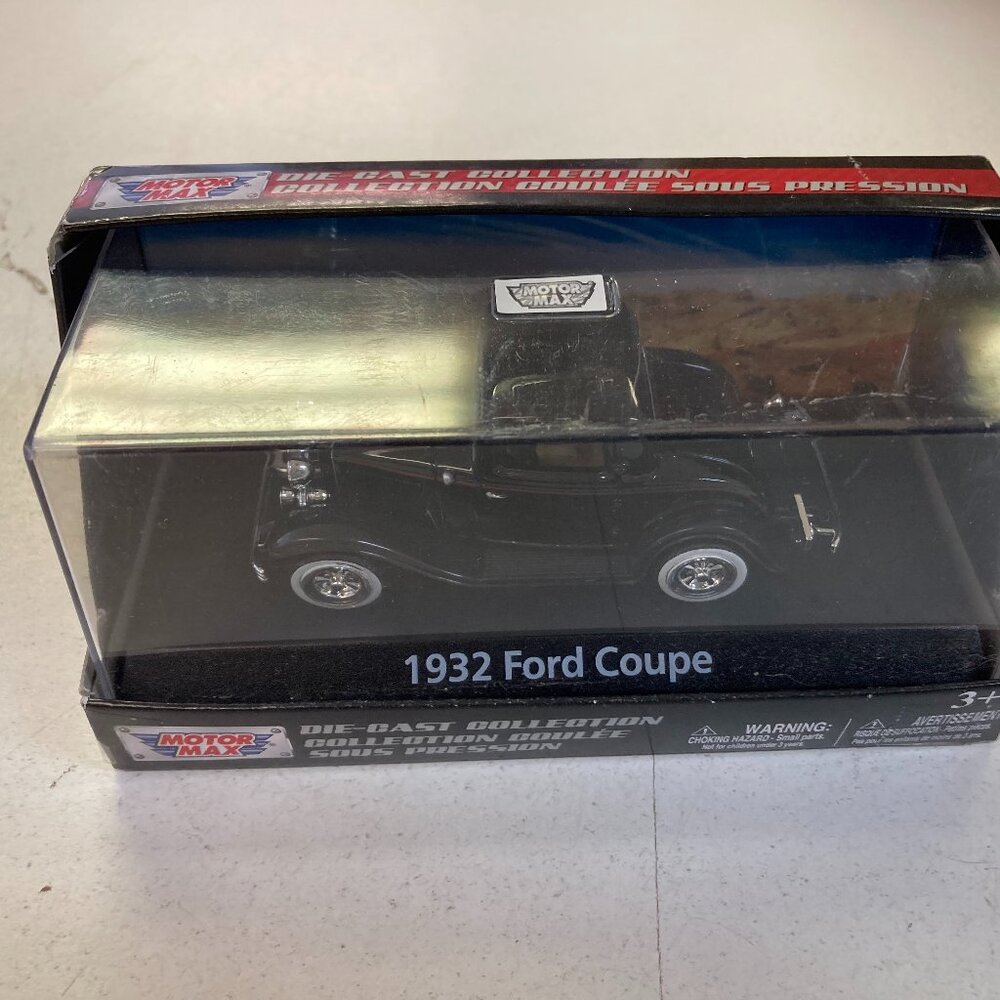 Diecast Car & Display Case Package - 1932 Ford Coupe, Black - Motormax Premium A